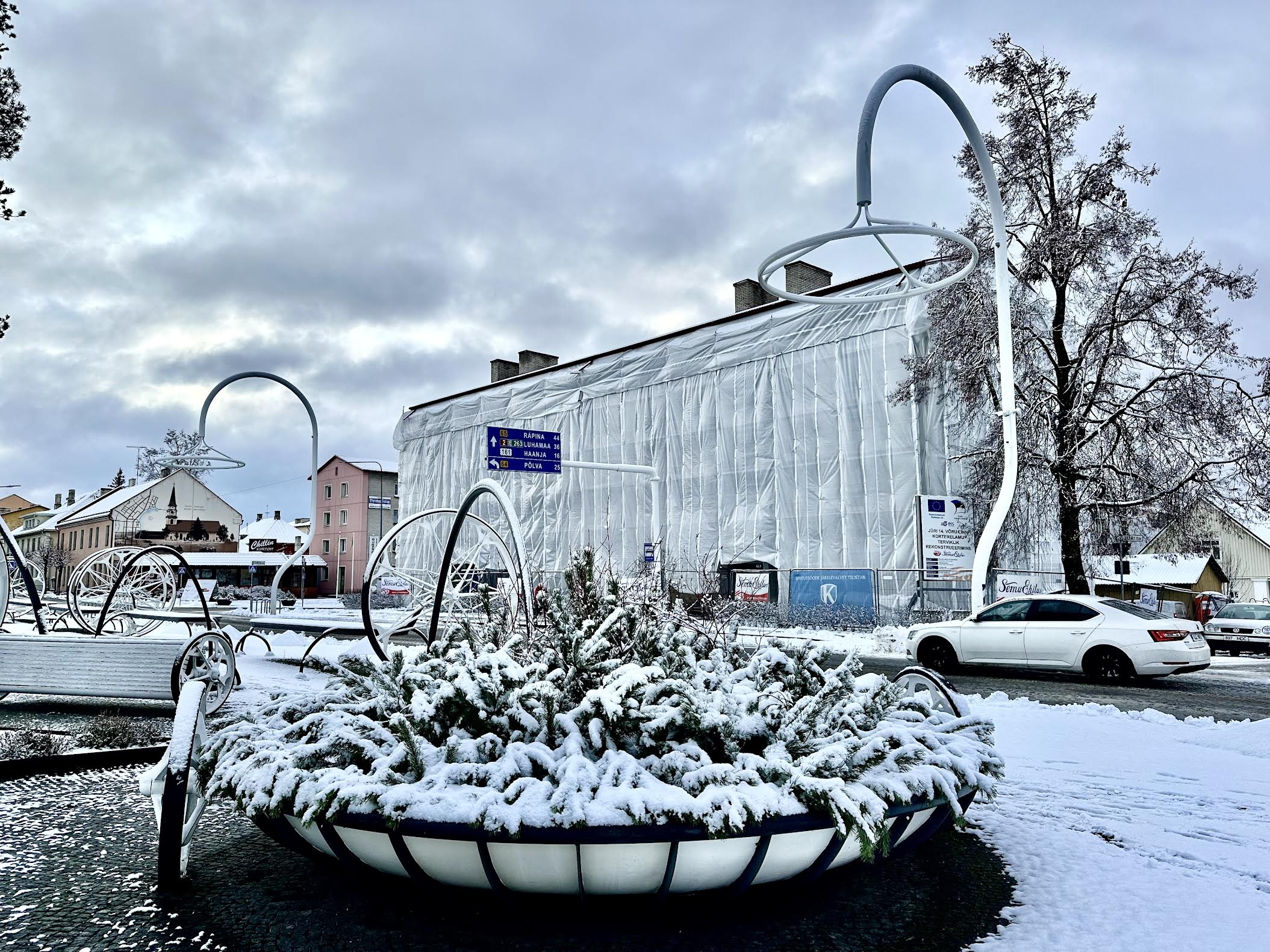 Jüri 14 elamu Võrus 18. novembril 2025, mil sadas maha esimene lumi. FOTO: Kalev Annom